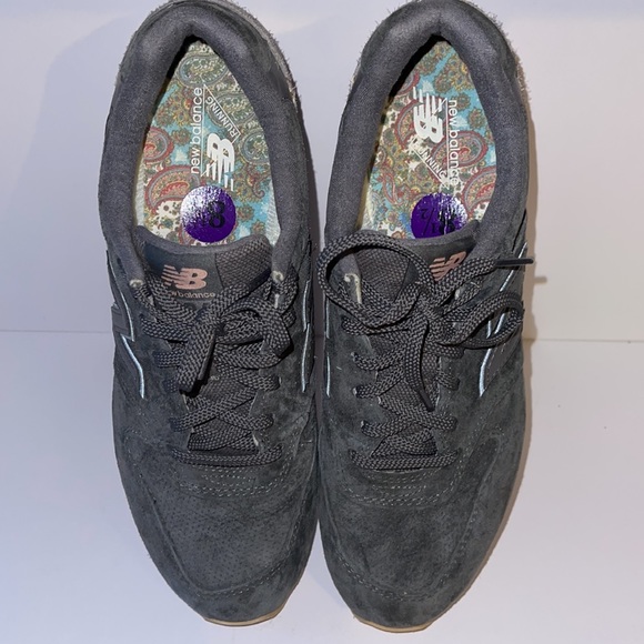 New balance gray tennis shoes - Picture 2 of 4